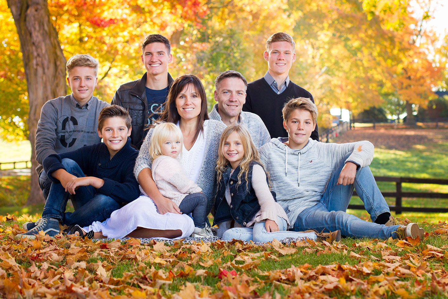 Family portrait. Семейный портрет фотосессия на природе. Прогулка осенью всей семьей. Многодетная семья осень. Фотосессия многодетной семьи в парке.